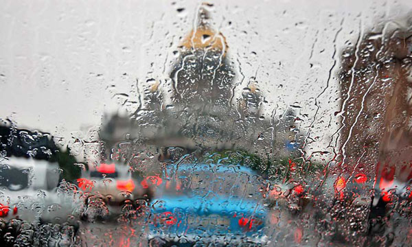 С 15:00 до 17:00 в российской столице ожидается ливень, сильный ветер с порывами 15 м/сек и выше. Местами возможны грозы и град