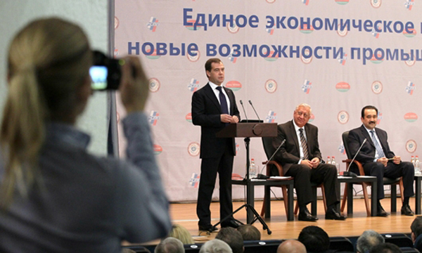Дмитрий Медведев предлагает подумать о выходе на единую валюту после создания Евразийского экономического союза