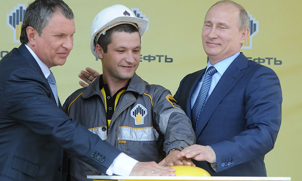 Владимир Путин Путин ознакомился с информационными стендами компании "Роснефть", информирующими о динамике добычи нефти компанией, о поступлениях в бюджет